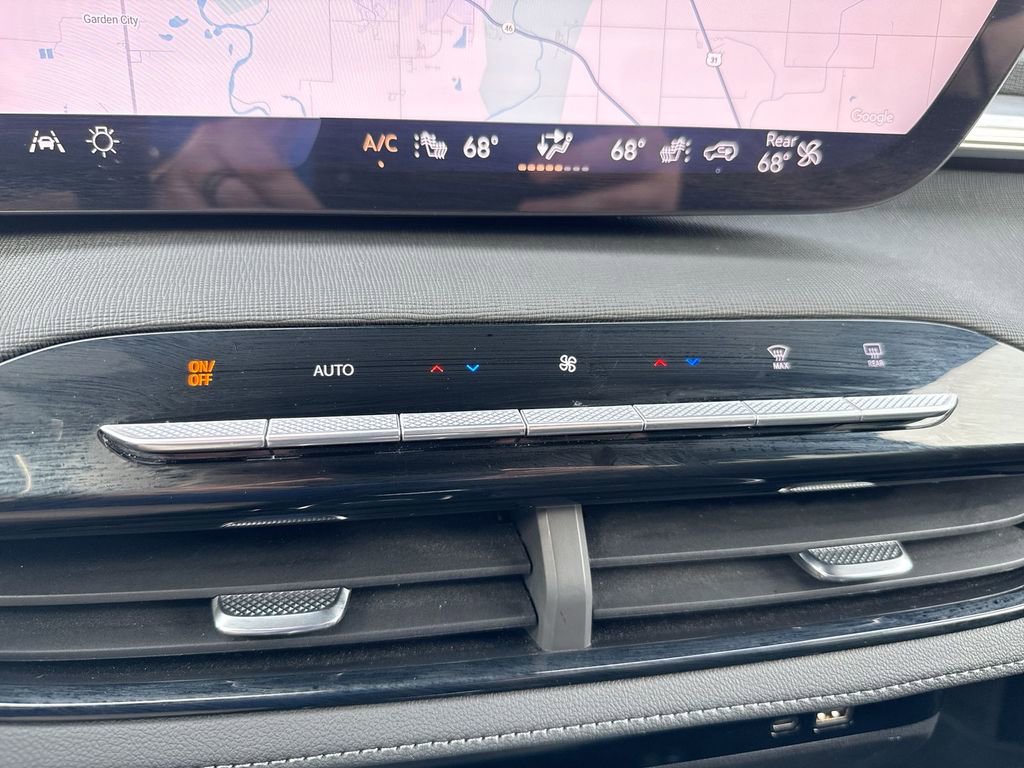 Used 2025 Buick Enclave Preferred AWD/4WD image 17