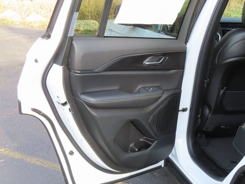 New 2025 Jeep Grand Cherokee Altitude image 23