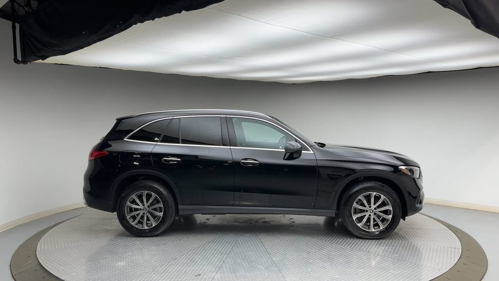 Used 2025 Mercedes-Benz GLC 300 4MATIC image 9