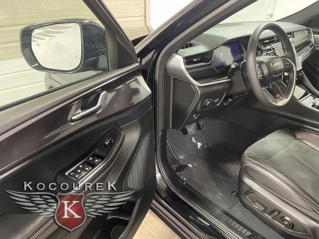 Used 2023 Jeep Grand Cherokee Altitude image 10