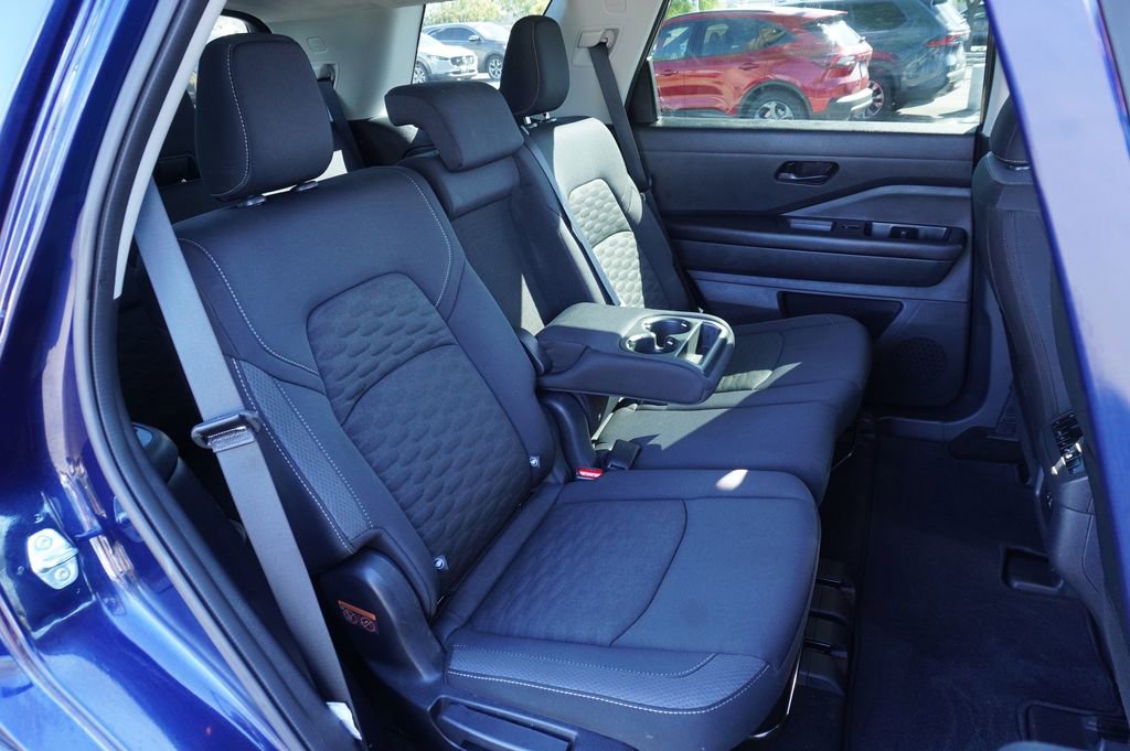 Certified 2025 Nissan Pathfinder SV image 9