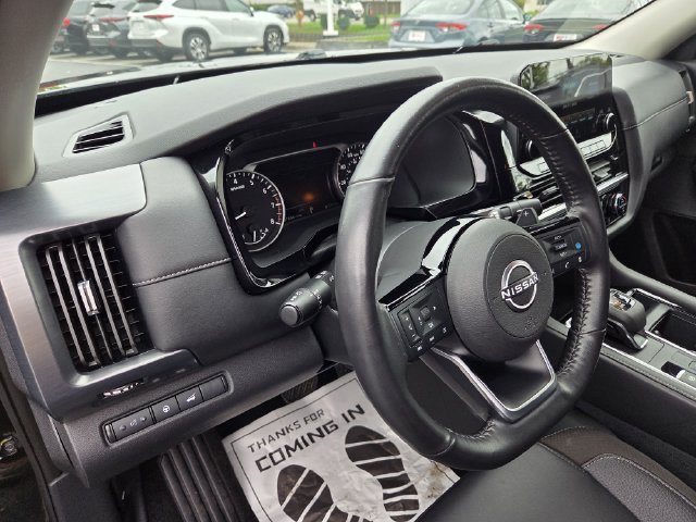 Used 2025 Nissan Pathfinder SL AWD/4WD image 18