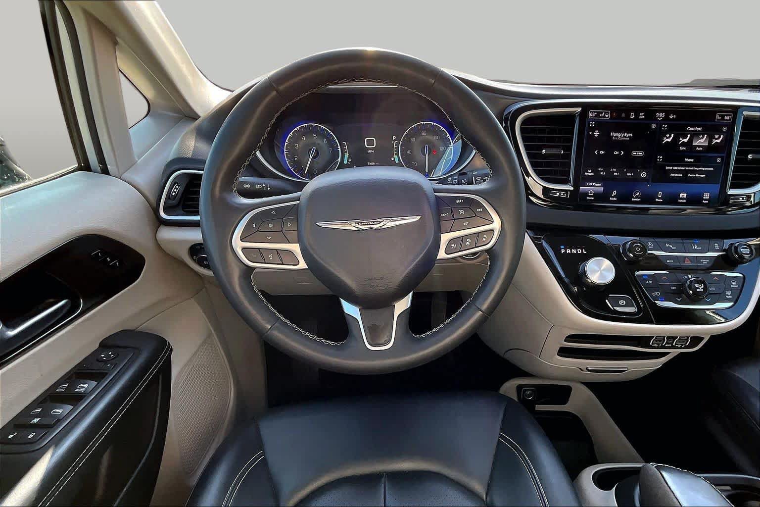 Used 2024 Chrysler Pacifica Touring-L FWD image 6