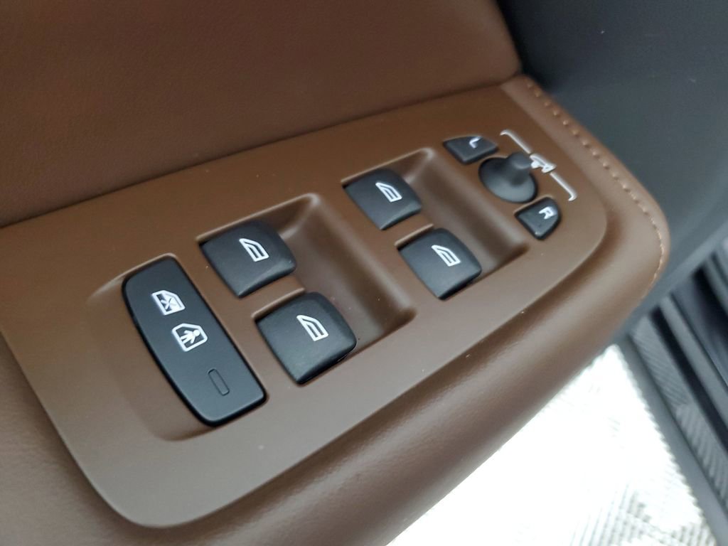 Certified 2025 Volvo XC60 B5 Plus image 22