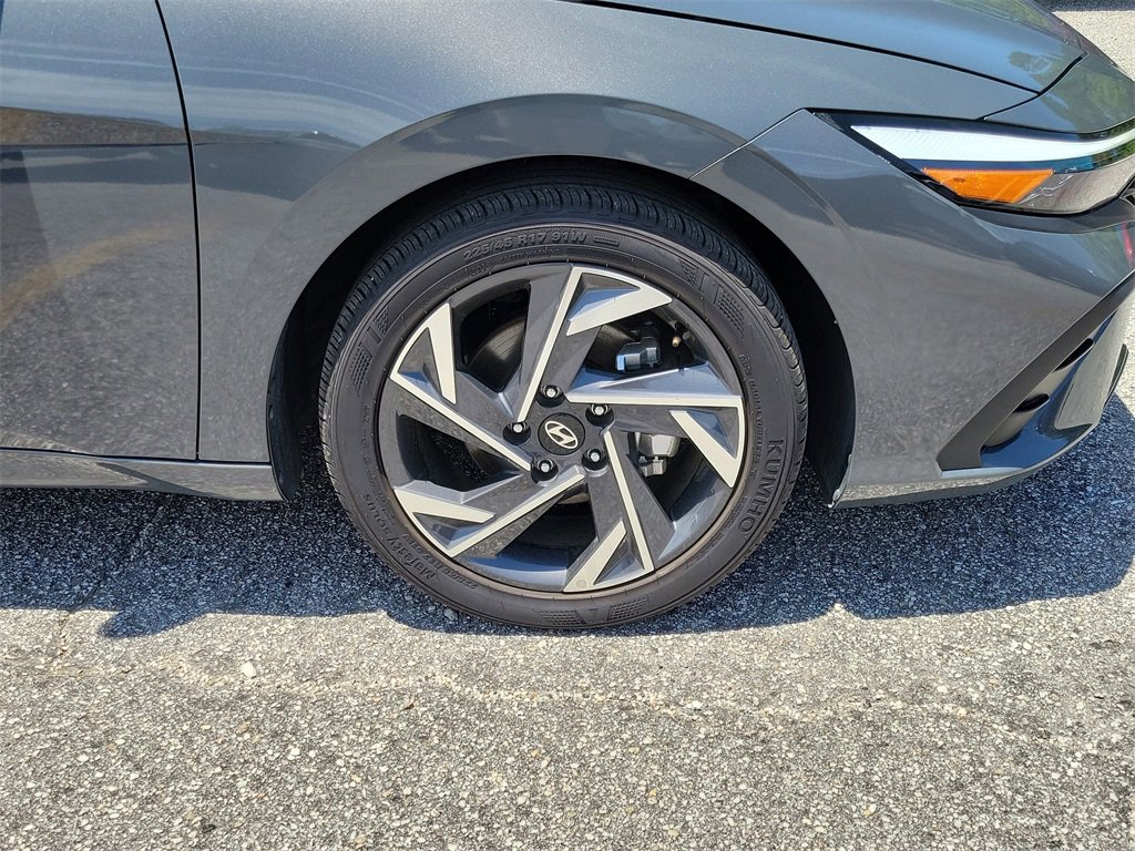 Used 2025 Hyundai Elantra Sport image 3