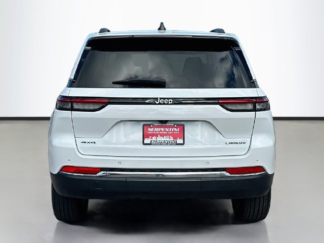 Used 2023 Jeep Grand Cherokee Laredo AWD/4WD image 7