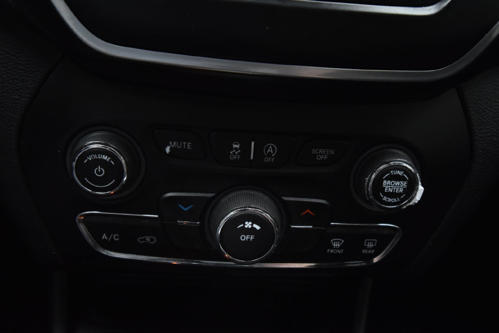 Used 2021 Jeep Cherokee Latitude FWD image 26