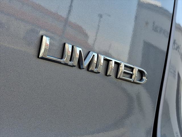 Used 2020 Chrysler Pacifica Limited FWD image 16