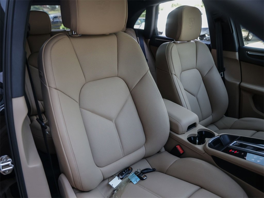 Used 2025 Porsche Macan image 36