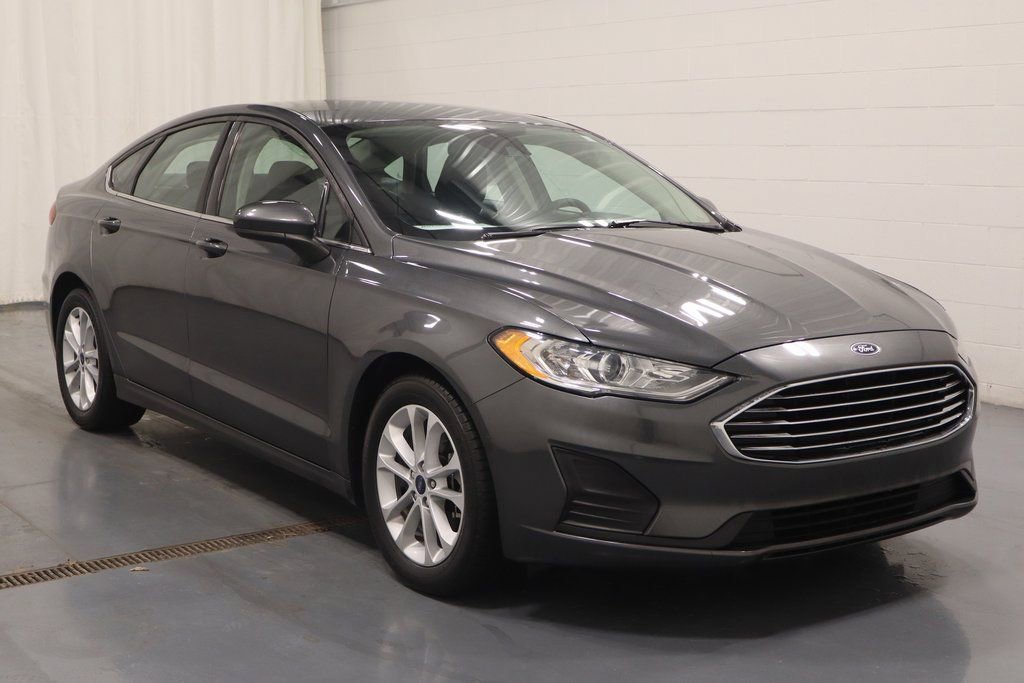 Used 2020 Ford Fusion SE image 2