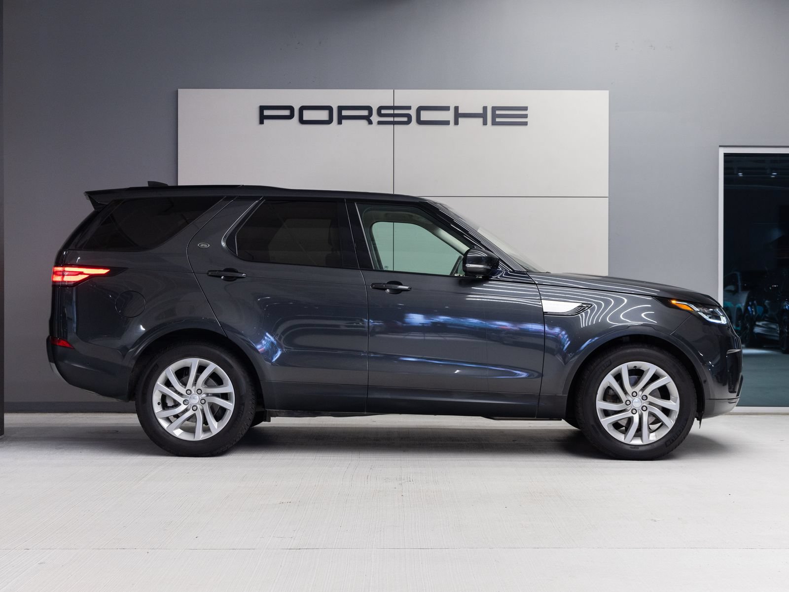 Used 2019 Land Rover Discovery HSE AWD/4WD image 8