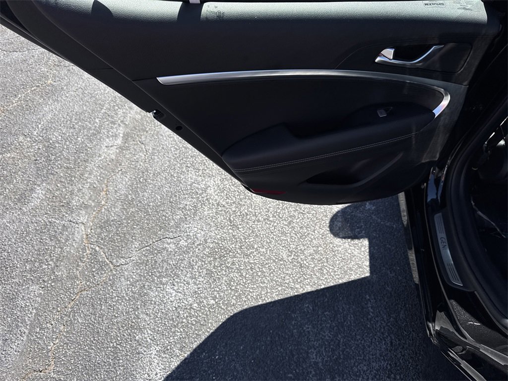 Used 2025 Genesis G70 2.5T image 21