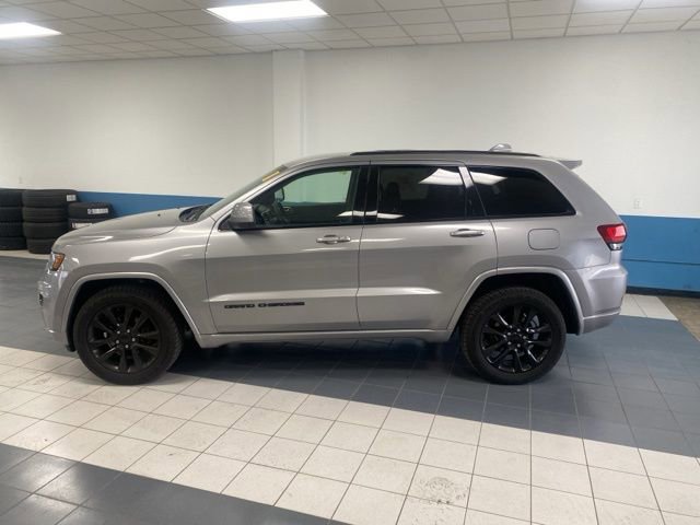 Used 2017 Jeep Grand Cherokee Altitude AWD/4WD image 2