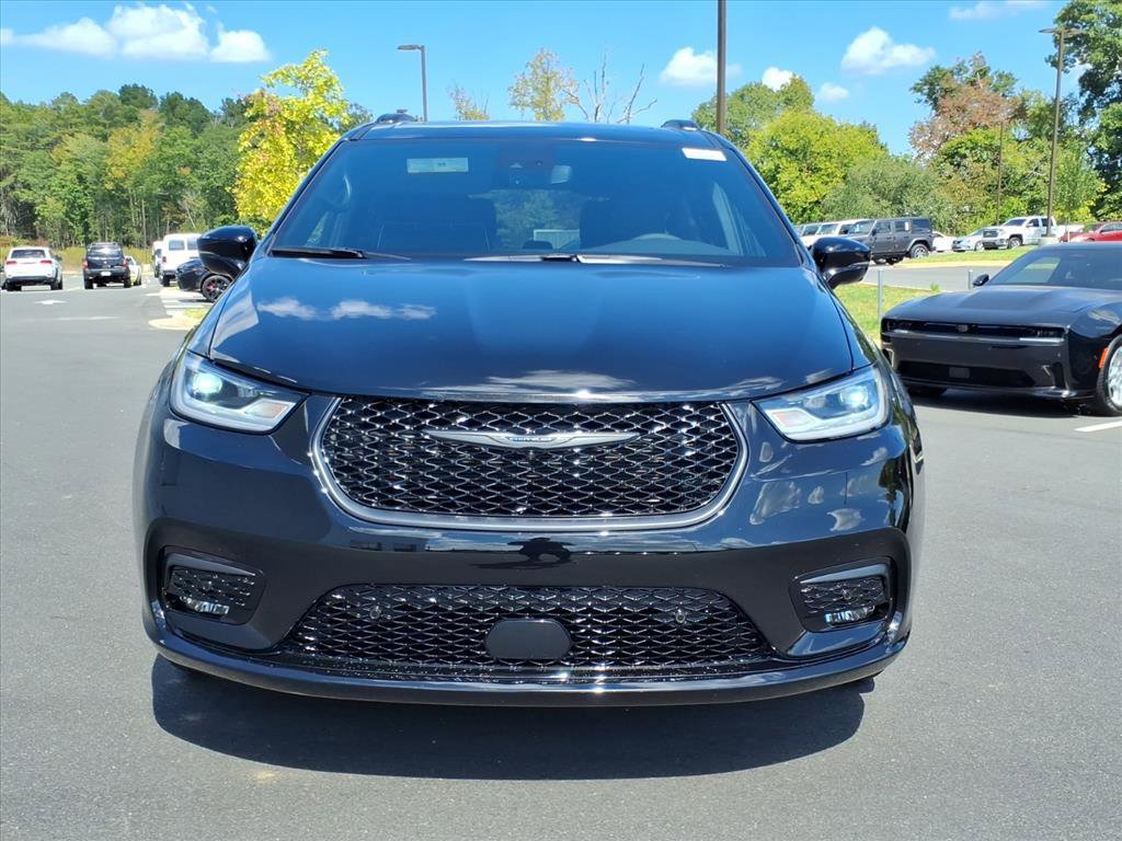 New 2026 Chrysler Pacifica Limited w/ S Appearance Package image 2