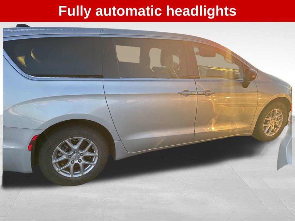 Used 2024 Chrysler Pacifica Touring-L w/ Uconnect Theater Family Group image 7