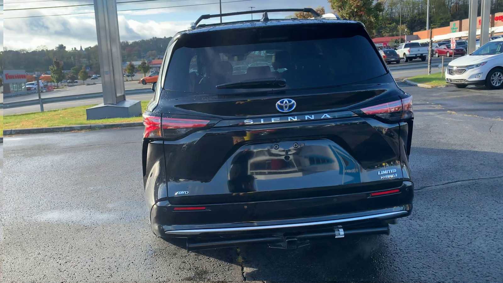 Used 2024 Toyota Sienna Limited image 7