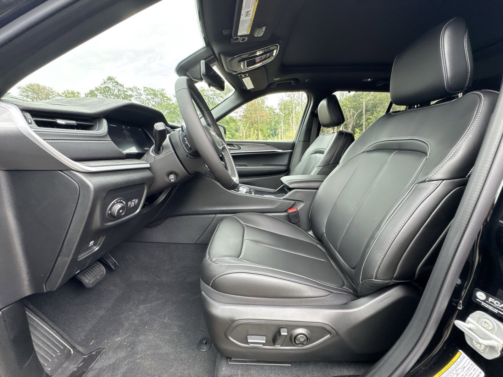 New 2025 Jeep Grand Cherokee Limited w/ Luxury Tech Group II image 13