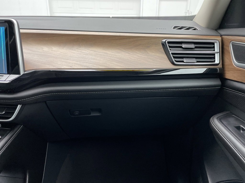 Used 2024 Volkswagen Atlas SE image 41