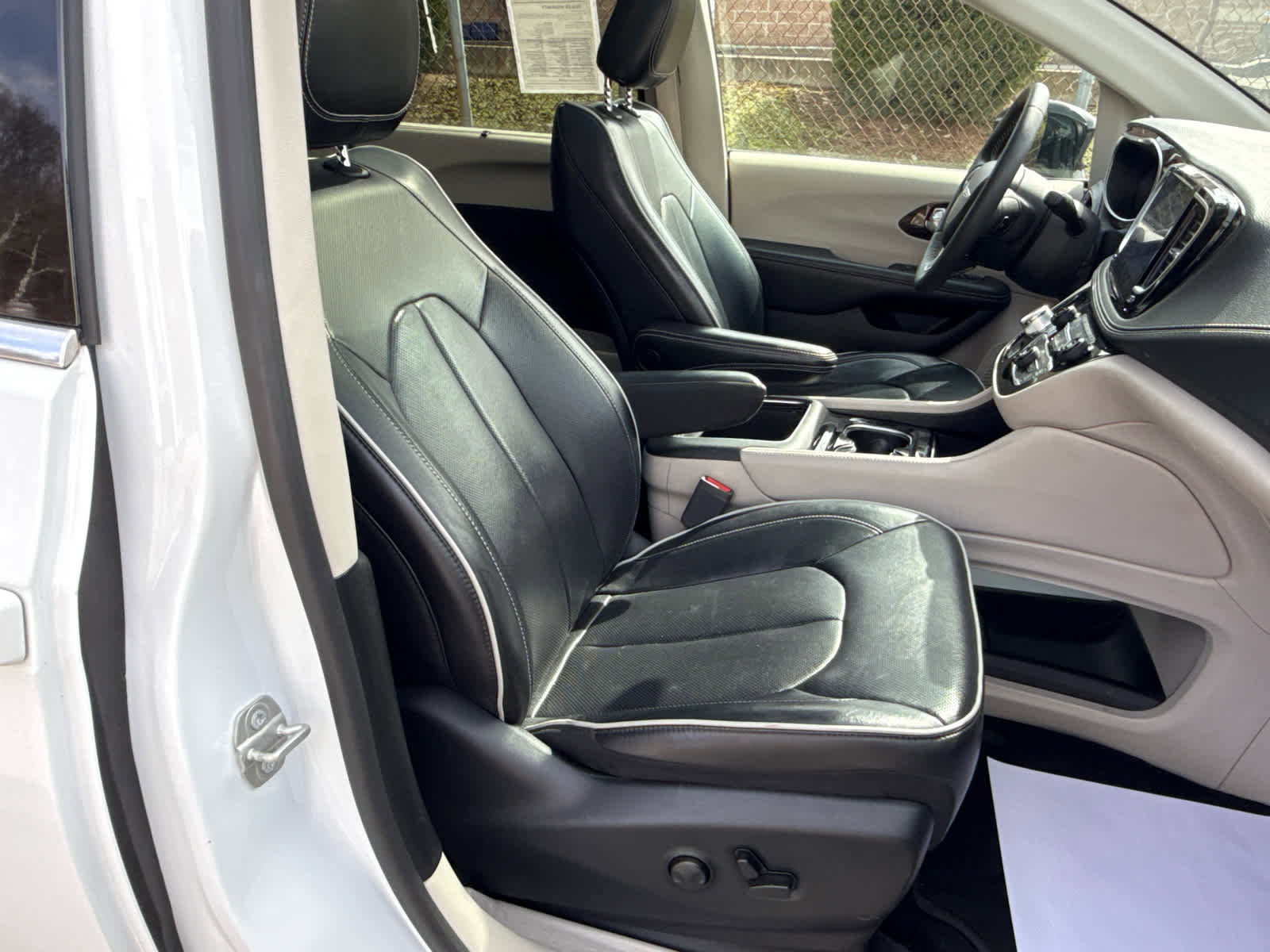 Used 2024 Chrysler Pacifica Limited image 37