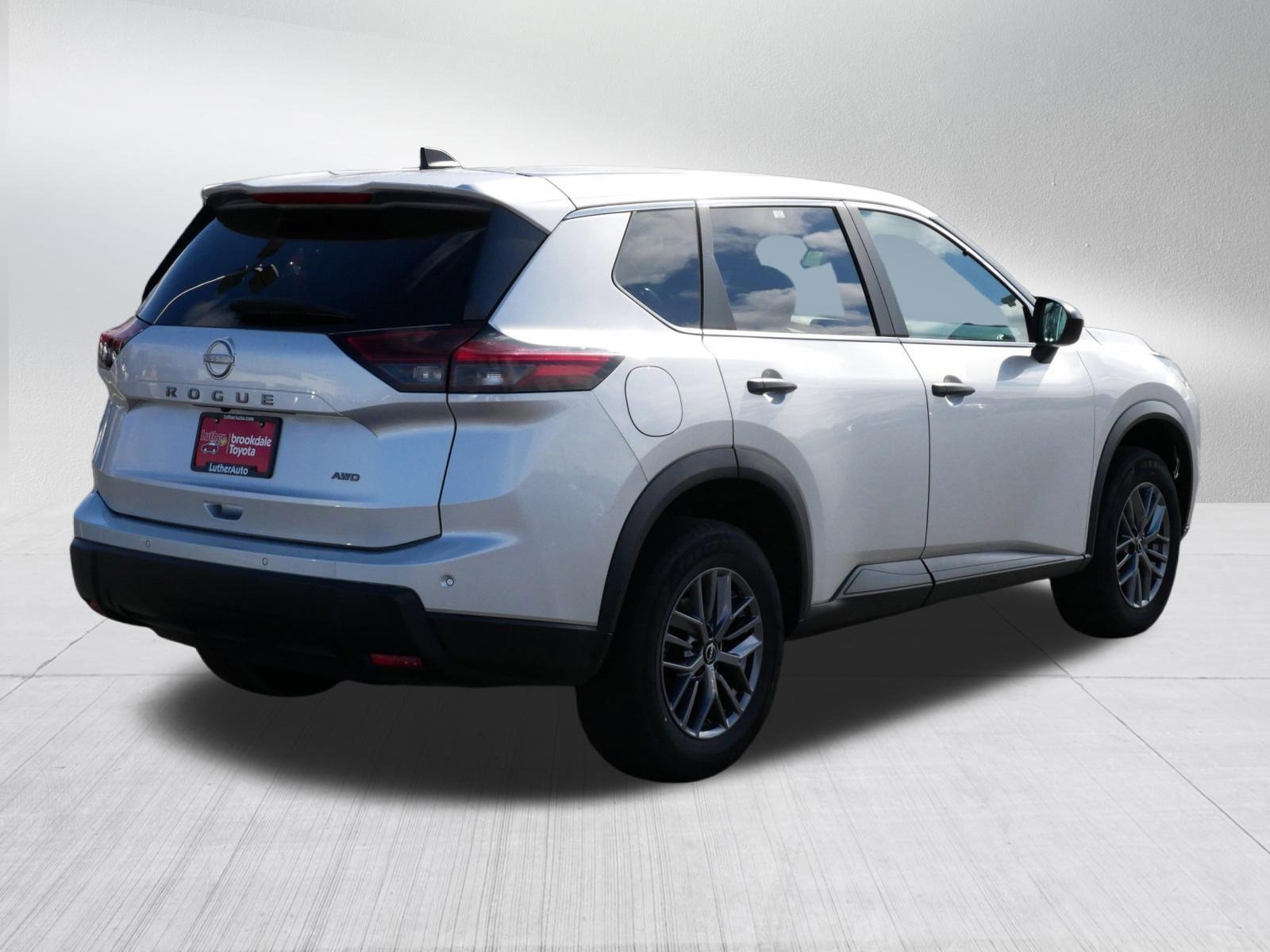 Used 2024 Nissan Rogue S image 7