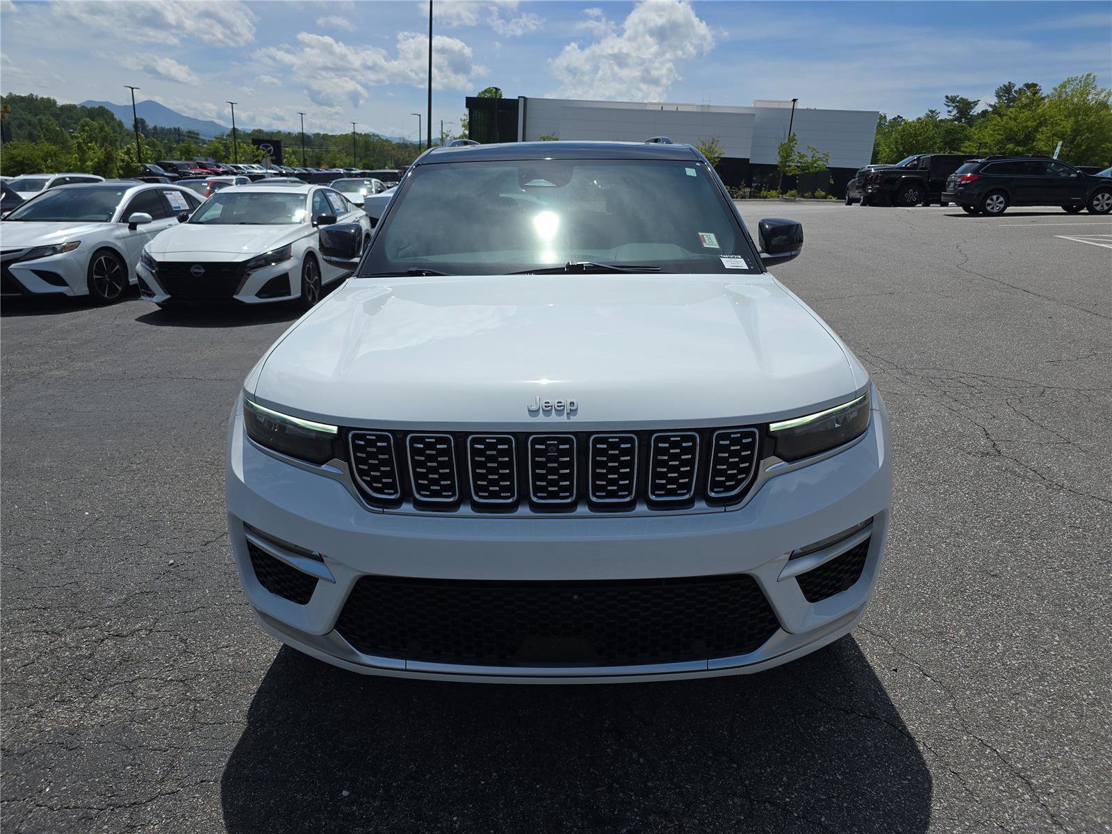 Used 2024 Jeep Grand Cherokee Summit AWD/4WD image 8
