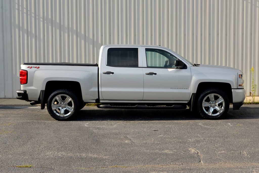 Used 2018 Chevrolet Silverado 1500 Custom w/ Custom Convenience Package AWD/4WD image 9