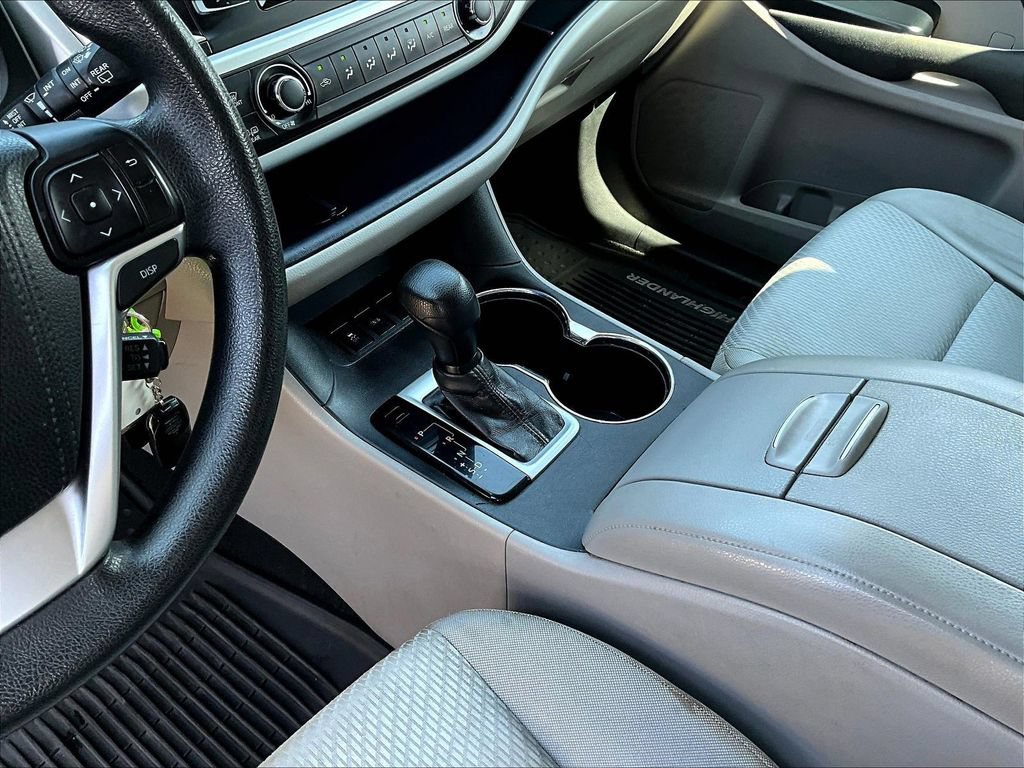 Used 2015 Toyota Highlander LE FWD image 20