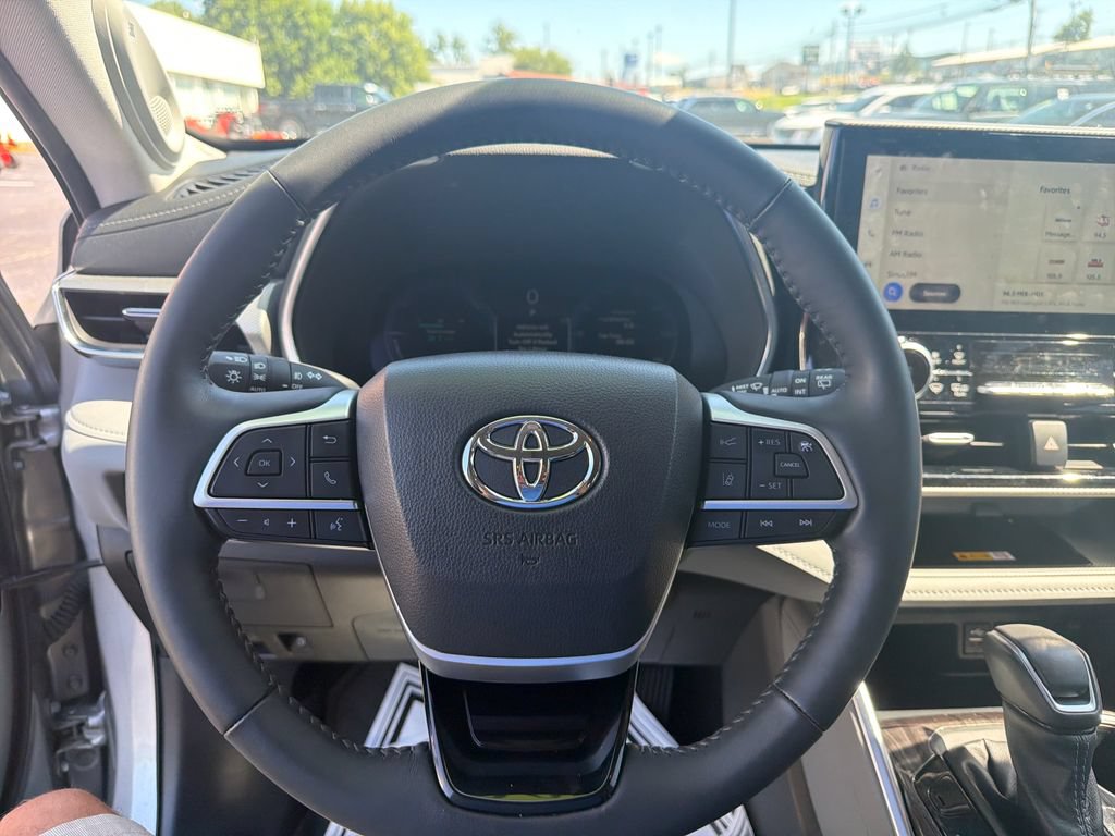 Used 2024 Toyota Highlander Platinum AWD/4WD image 17