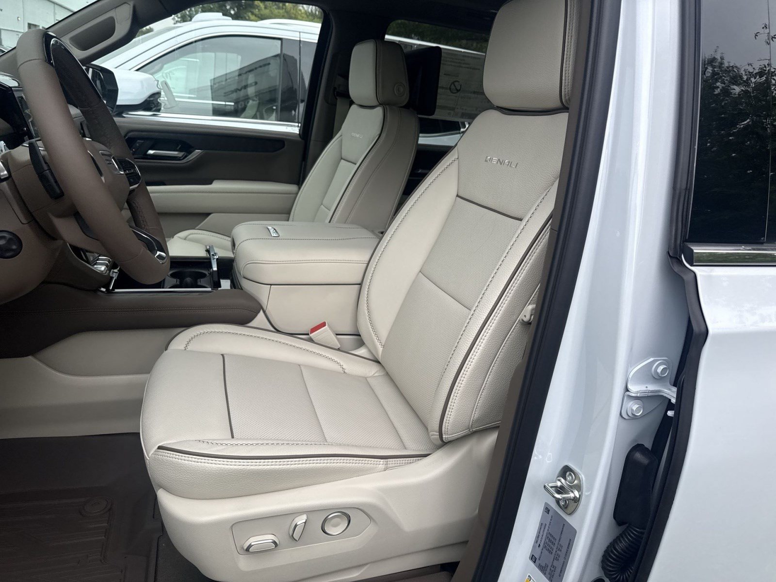 New 2026 GMC Yukon XL Denali w/ Denali Reserve Package AWD/4WD image 10