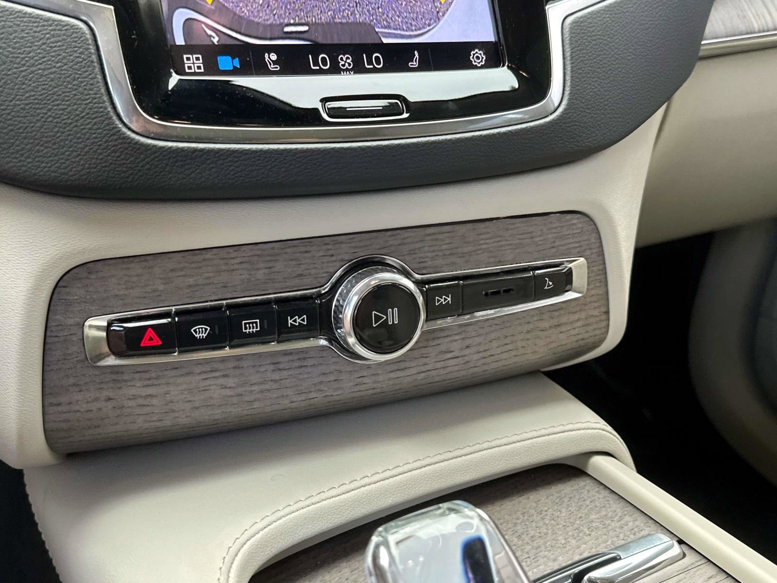 Certified 2023 Volvo XC90 B6 Ultimate w/ Protection Package Premier image 23
