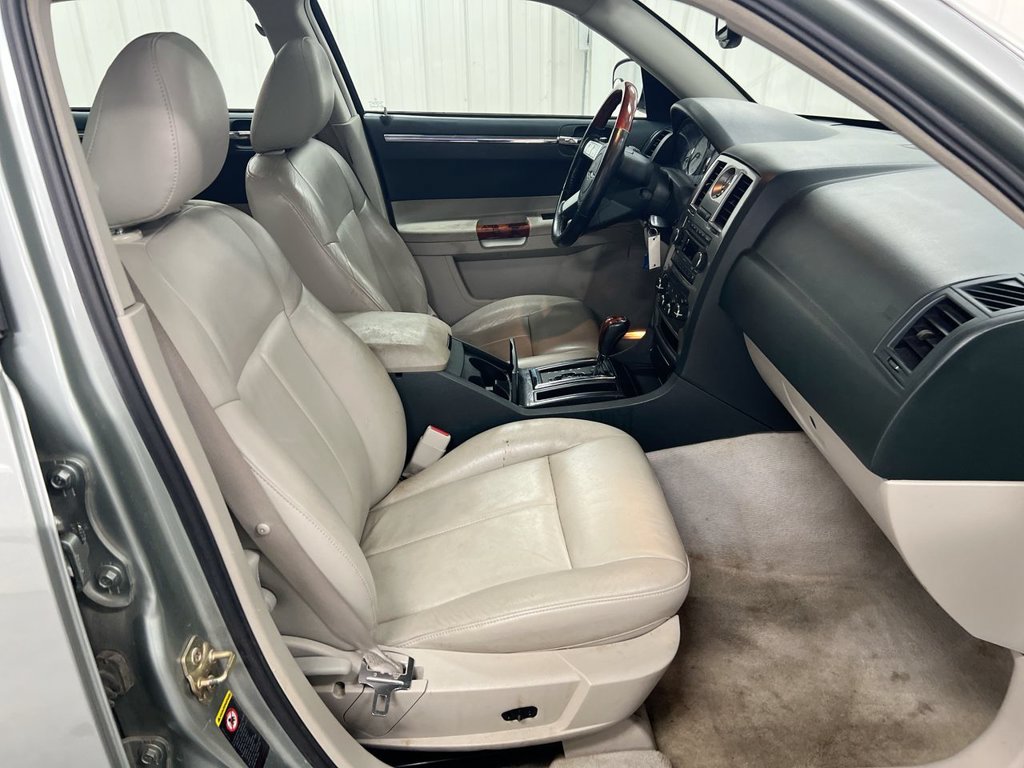 Used 2005 Chrysler 300 Touring RWD image 21