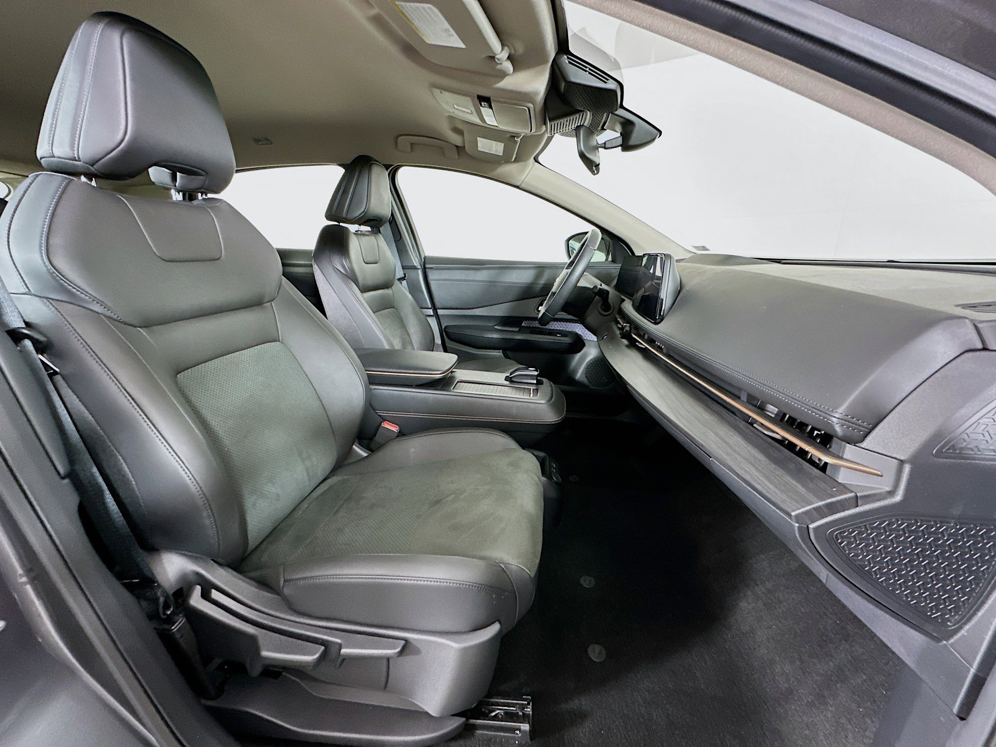 Used 2023 Nissan Ariya AWD image 31