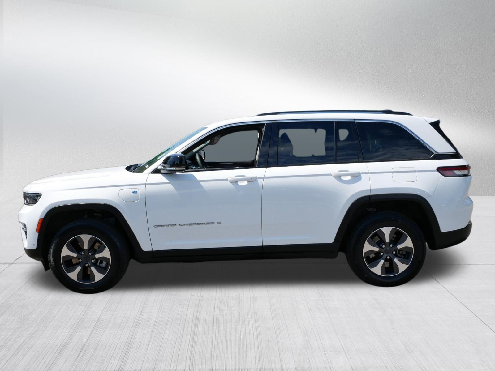 Used 2022 Jeep Grand Cherokee Limited 4xe w/ Luxury Tech Group II AWD/4WD image 4