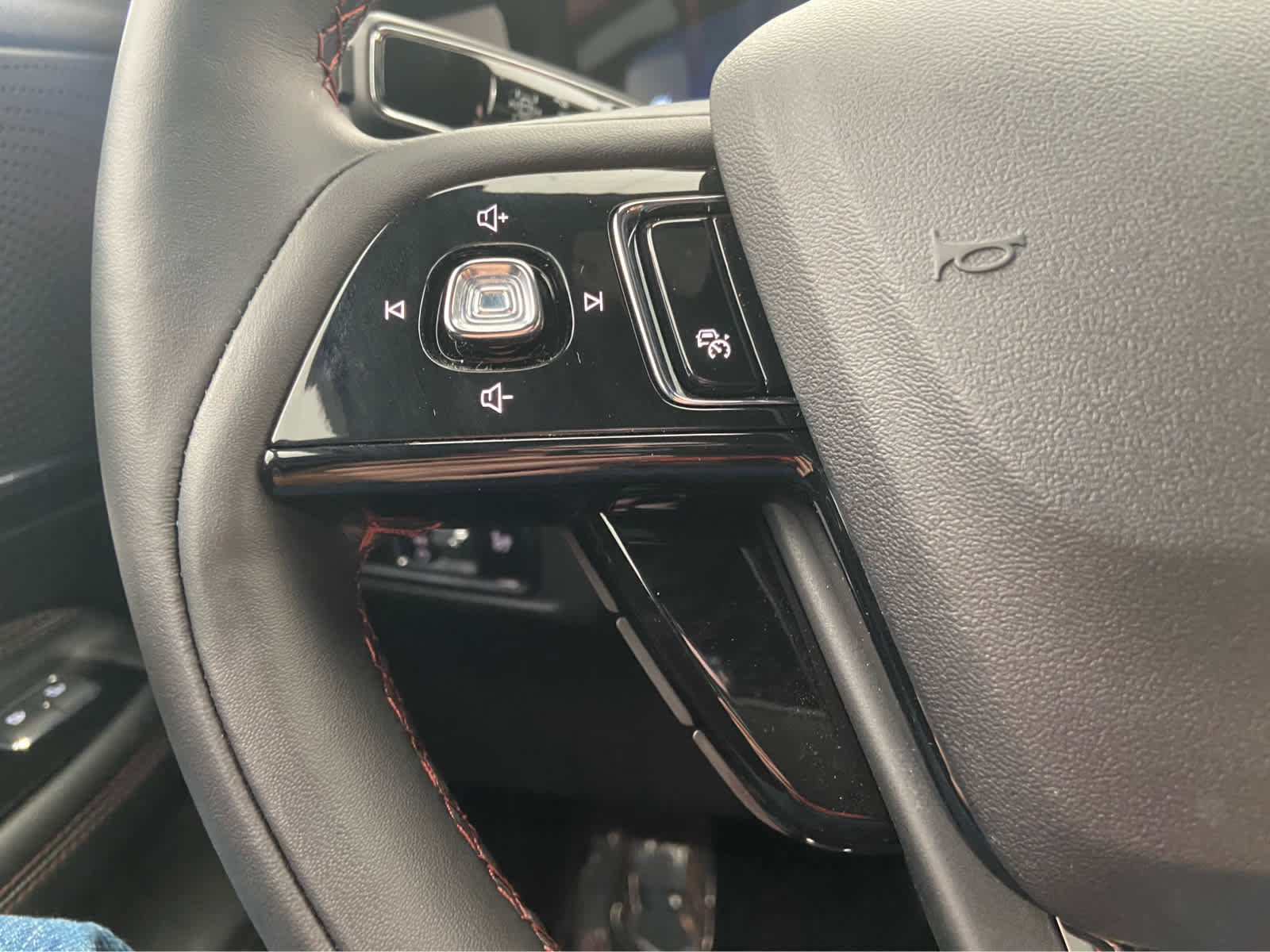 Used 2025 Lincoln Corsair Reserve w/ Jet Appearance Package image 24