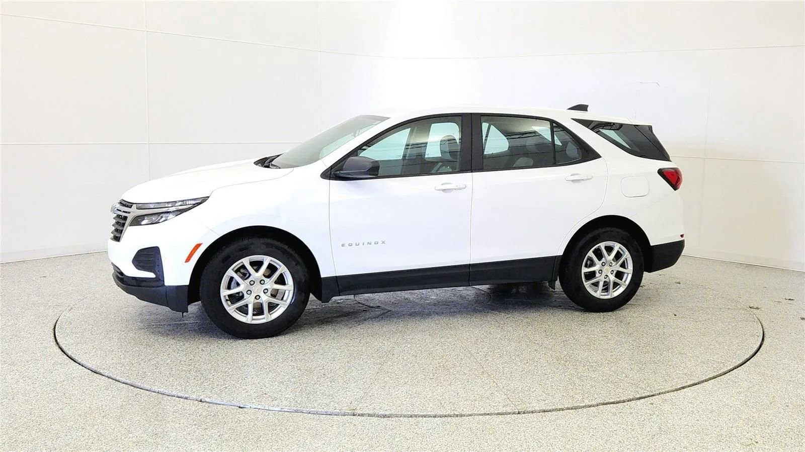 Used 2024 Chevrolet Equinox LS FWD image 4