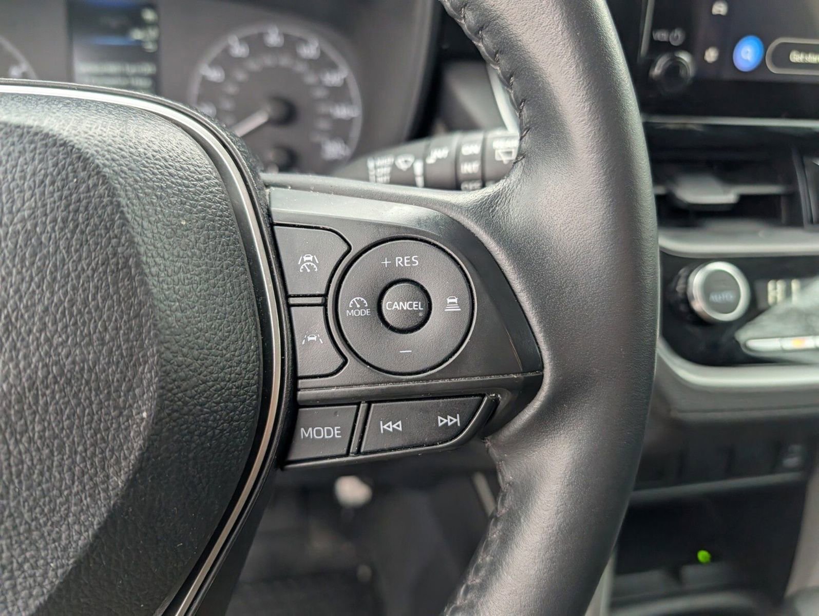 Used 2025 Toyota Corolla Cross LE image 26