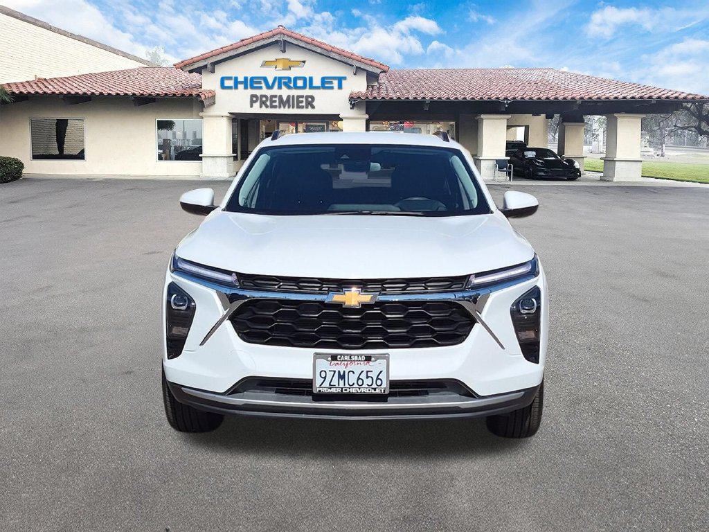 Used 2025 Chevrolet Trax LT FWD image 3