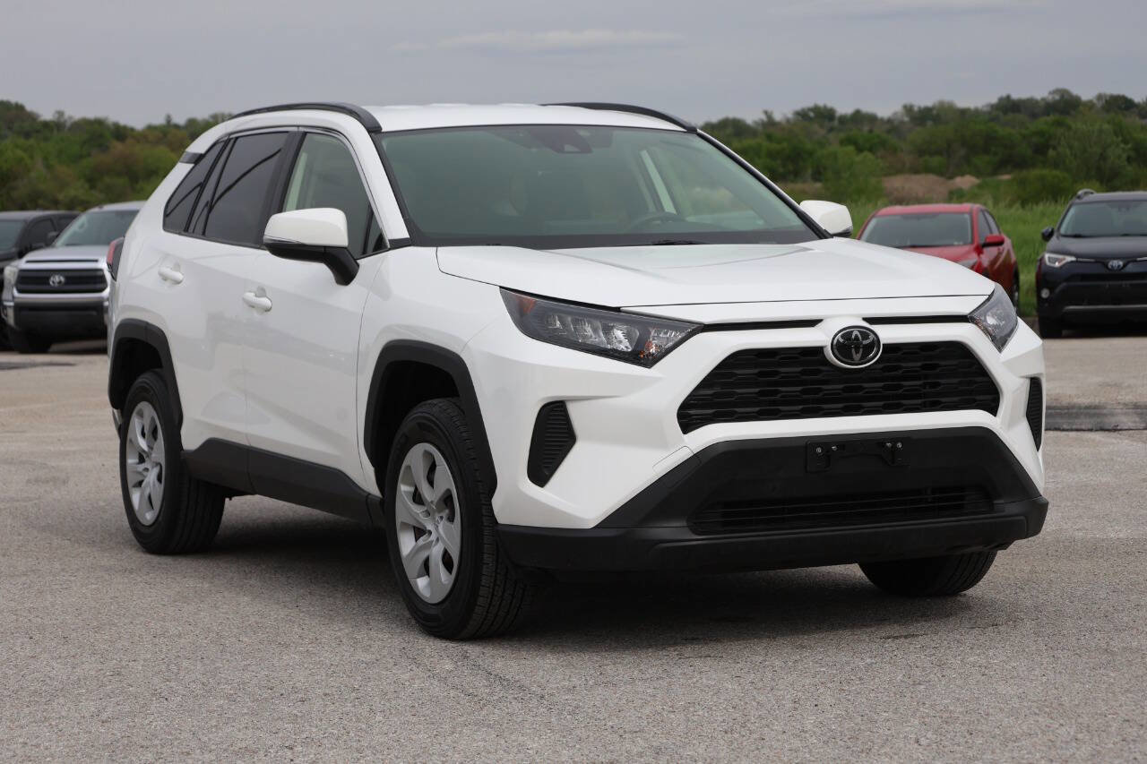 Used 2019 Toyota RAV4 LE AWD/4WD image 4