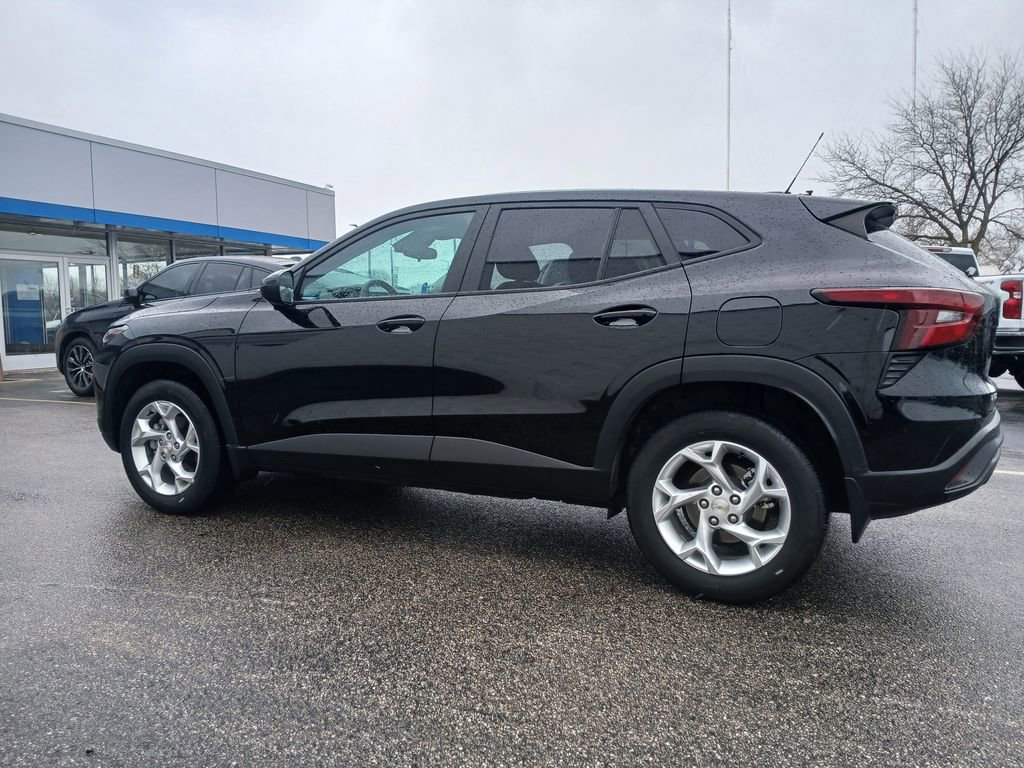 Used 2025 Chevrolet Trax LS w/ LS Convenience Package image 18