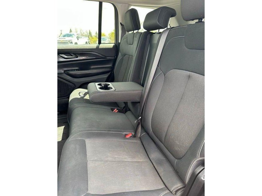 Used 2023 Jeep Grand Cherokee Laredo AWD/4WD image 14