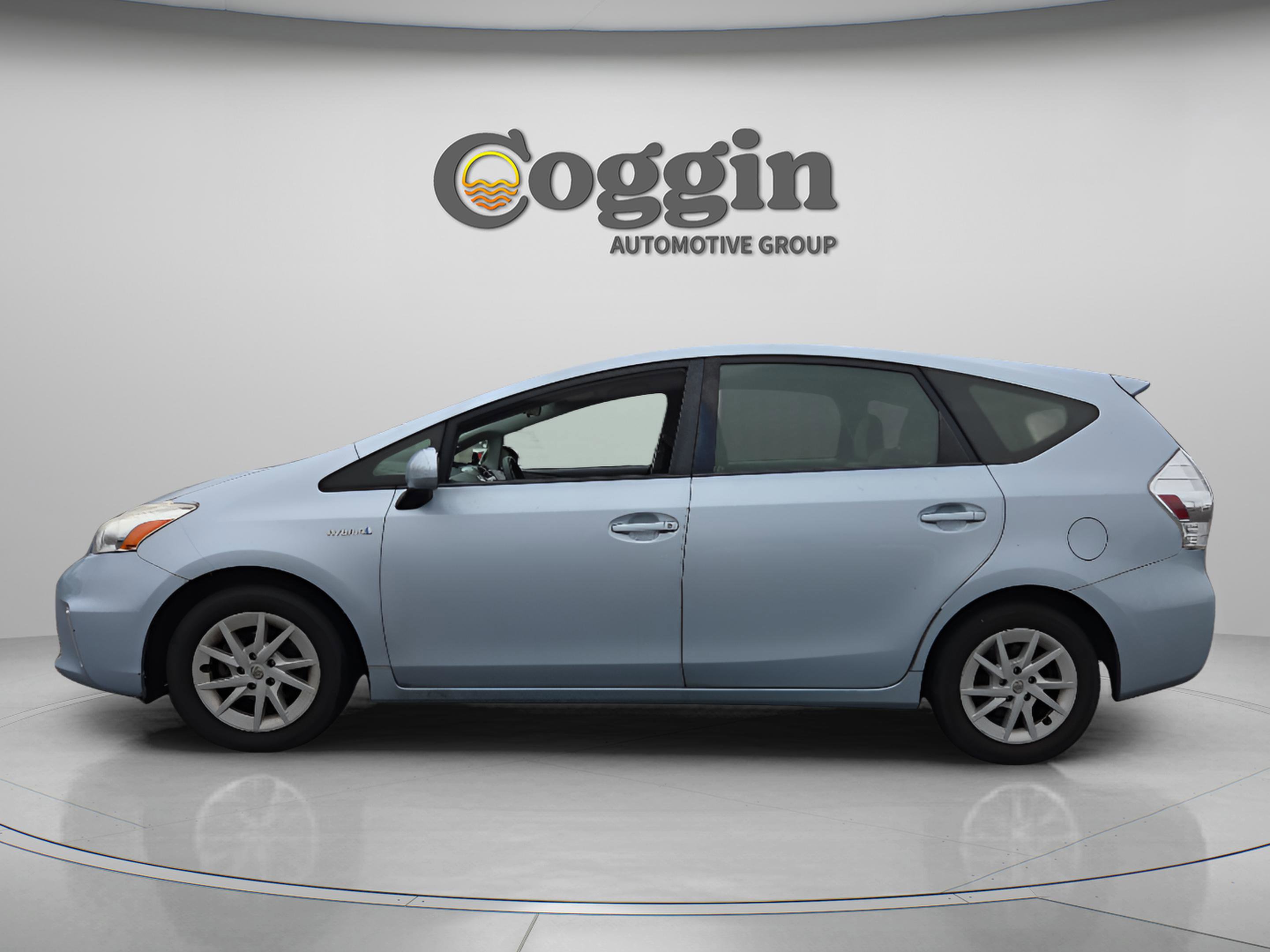Used 2014 Toyota Prius V Three image 2