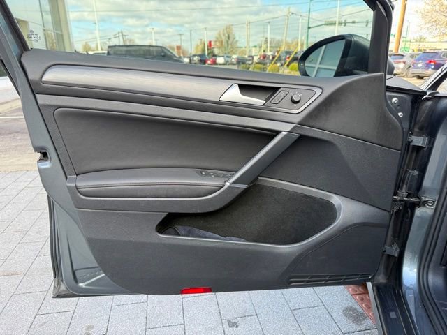 Used 2018 Volkswagen Golf S image 9