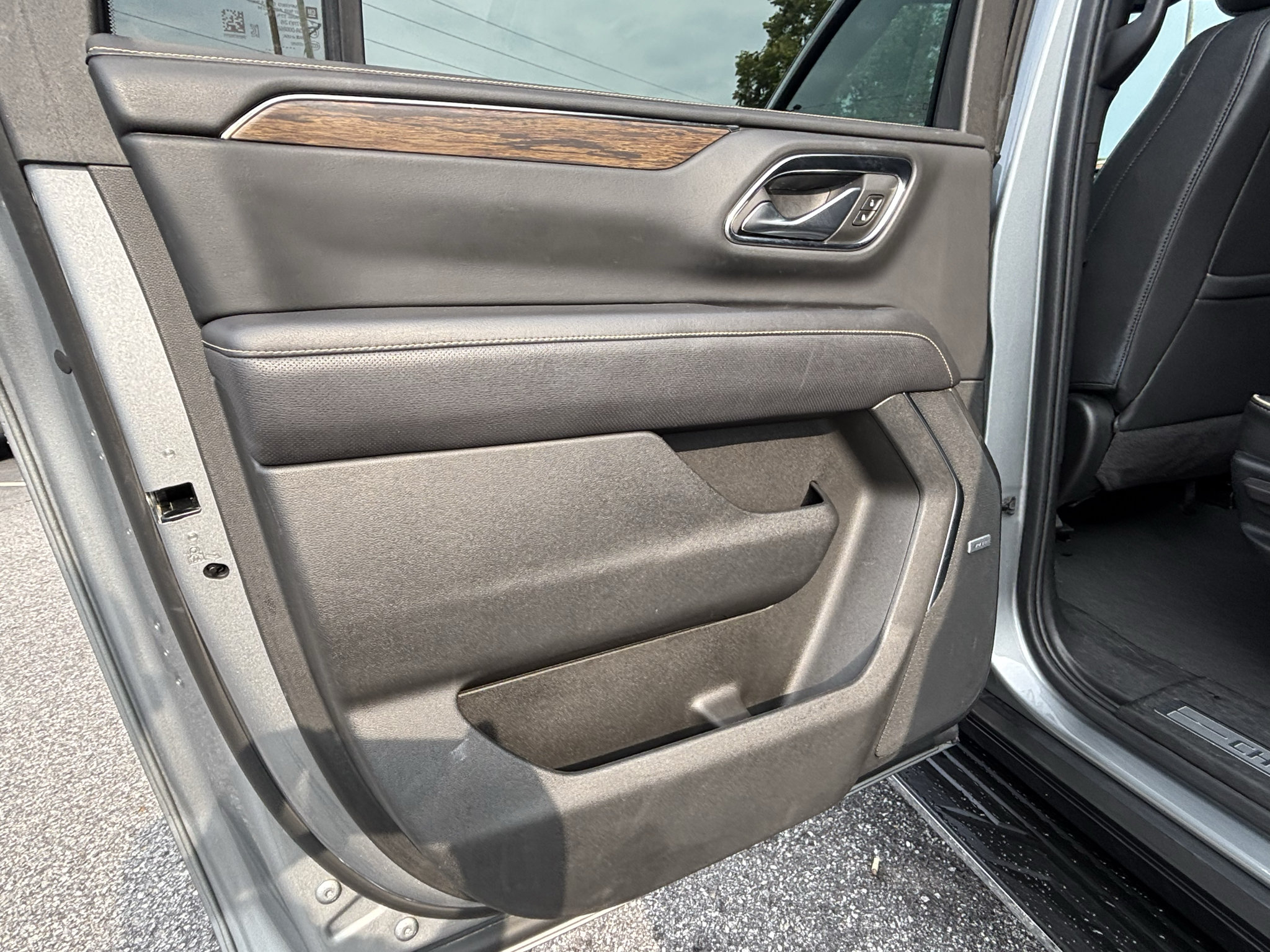Used 2023 Chevrolet Suburban Premier AWD/4WD image 23