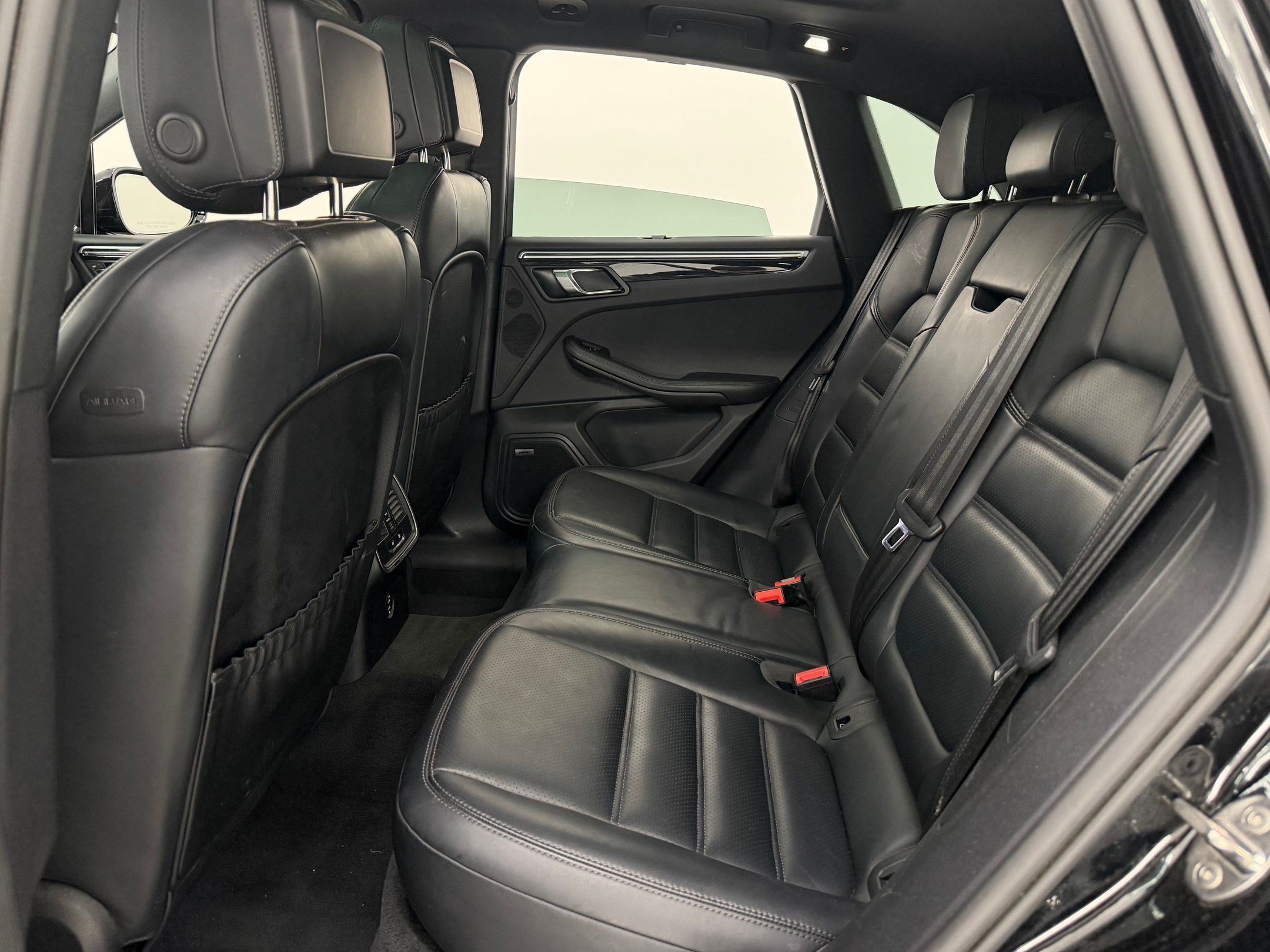 Used 2024 Porsche Macan AWD/4WD image 23