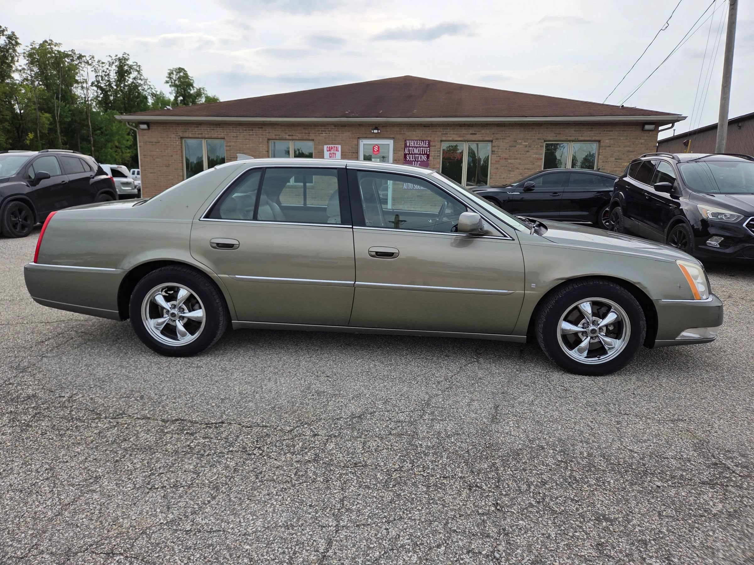 Used 2011 Cadillac DTS Luxury FWD image 4