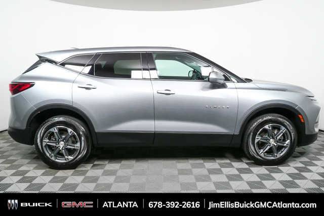 Used 2025 Chevrolet Blazer LT FWD image 2