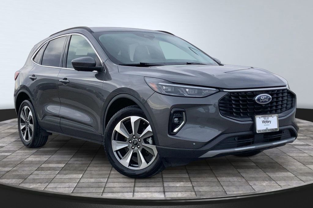 Used 2023 Ford Escape Platinum image 3