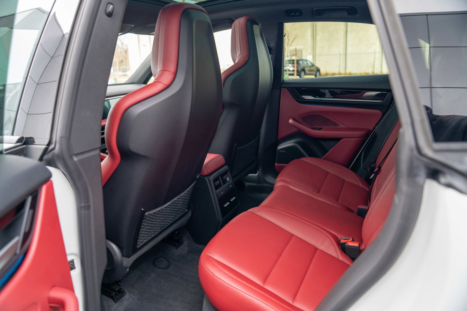 Certified 2025 Porsche Macan Electric image 22