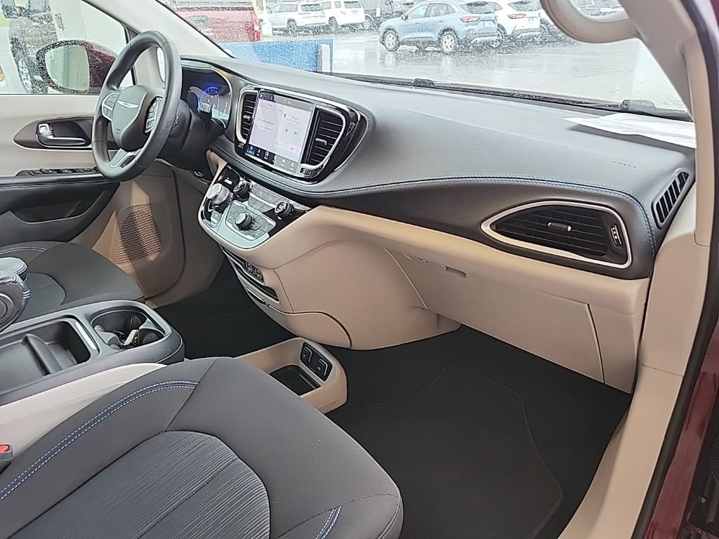 Used 2021 Chrysler Pacifica Touring FWD image 37