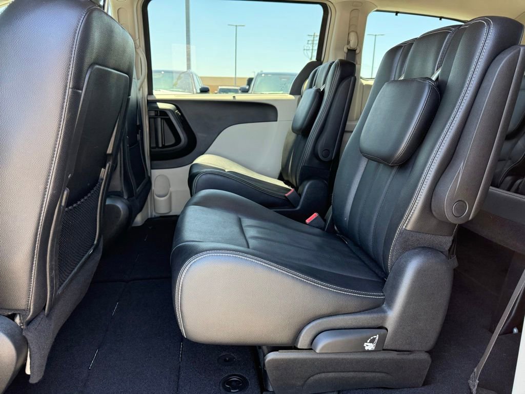 Used 2015 Chrysler Town & Country Touring w/ Driver Convenience Group FWD image 25